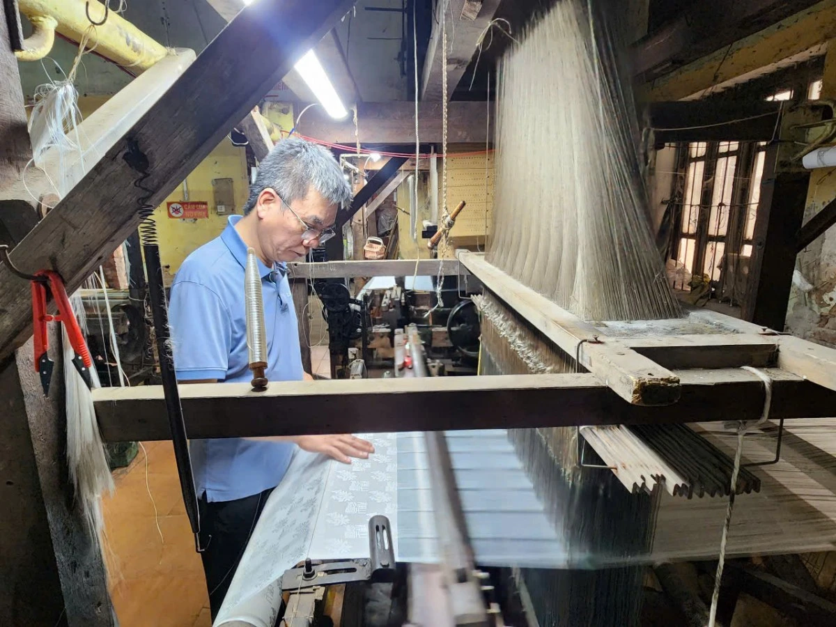 Người thổi hồn trong những mẫu hoa văn của lụa Vạn Phúc