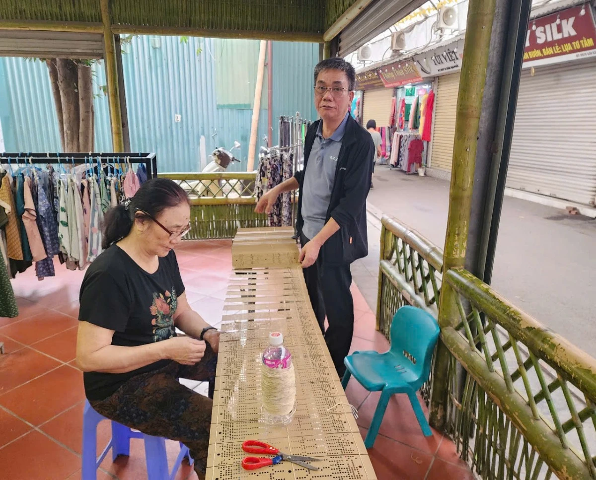 Người thổi hồn trong những mẫu hoa văn của lụa Vạn Phúc