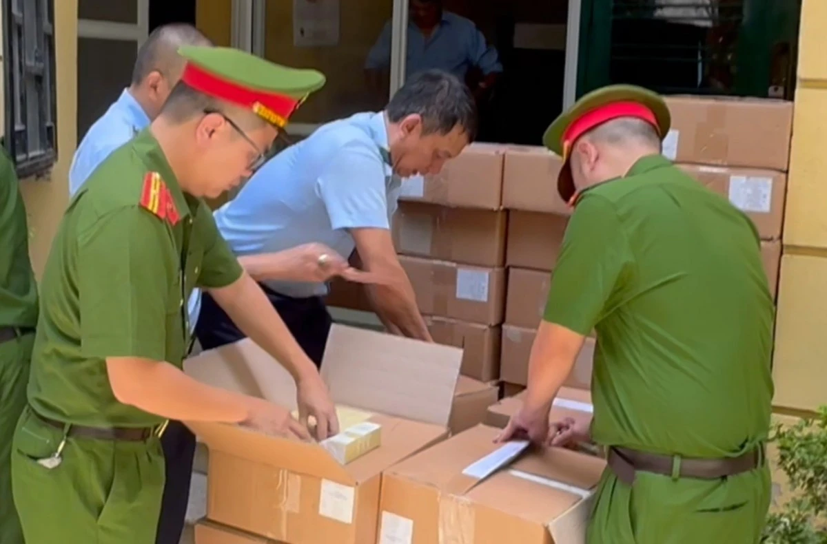 Phát hiện lô hàng lậu hơn 5.000 lọ mỹ phẩm dưỡng da tại Công ty Ngân Korea