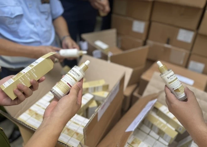 Phát hiện lô hàng lậu hơn 5.000 lọ mỹ phẩm dưỡng da tại Công ty Ngân Korea