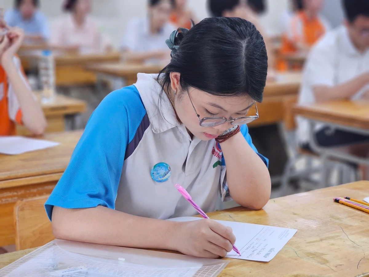 Sĩ tử bước vào bài thi tự chọn Kỳ thi tốt nghiệp THPT năm 2025