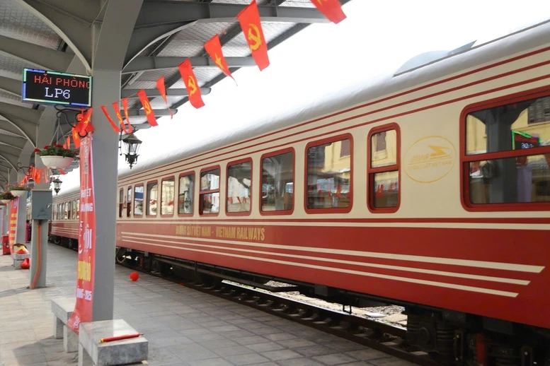 Tàu Hoa Phượng Đỏ thu hút gần 90.000 lượt khách sau 21 ngày hoạt động- Ảnh 1.