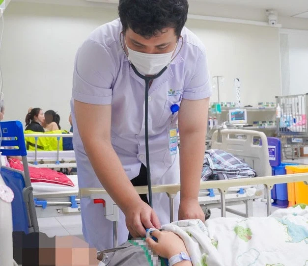 Bác sĩ thăm khám cho một bệnh nhi bị ngộ độc tại Khoa Cấp cứu và Chống độc, Bệnh viện Nhi Trung ương. Ảnh: BVCC