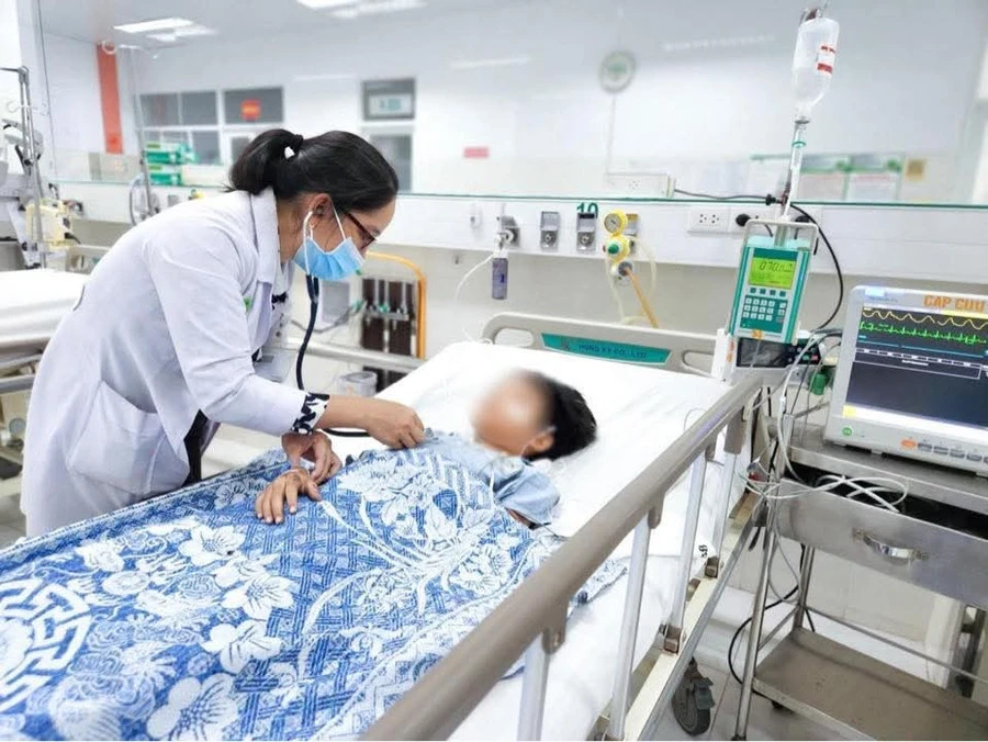BS.CKII Huỳnh Thị Thúy Kiều đang thăm khám cho bệnh nhi.