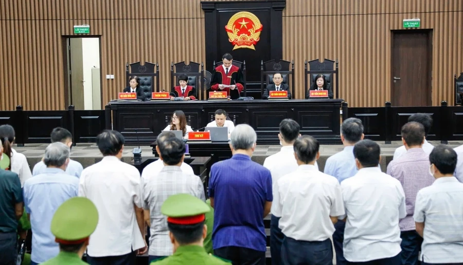 Các bị cáo nghe Tòa tuyên án.