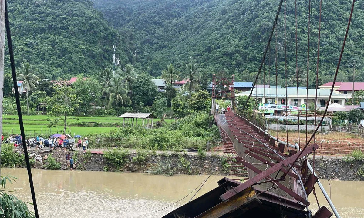Điện Biên: Cầu treo Pa Thơm đứt cáp, xe chở cán bộ xã rơi xuống sông khi đi chống bão