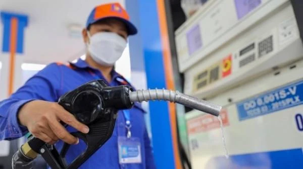 Giá xăng dầu hôm nay (4/7): Thế giới và trong nước cùng giảm