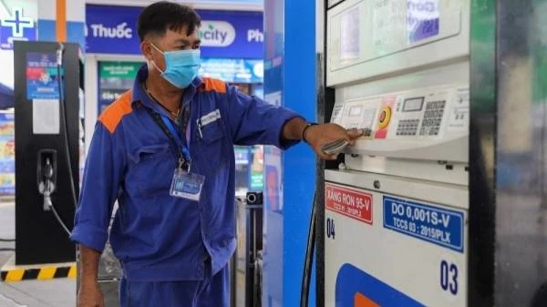 Giá xăng RON 95 giảm về dưới 20.000 đồng/lít trong chiều ngày 3/7