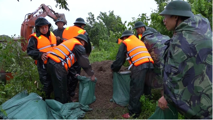 Ban chỉ huy Quân sự tỉnh đã điều động 60 cán bộ, chiến sĩ cùng chính quyền và người dân xã Hồng Vũ khắc phục sự cố.