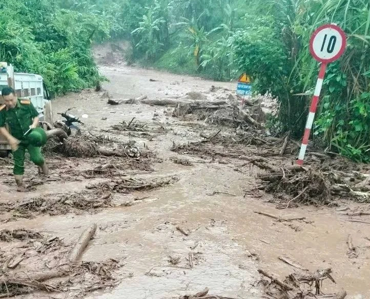 Lũ lên nhanh, các xã miền núi Nghệ An ngập sâu trong nước