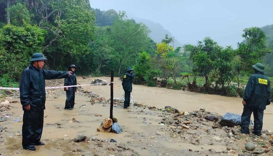 Lũ lên nhanh, các xã miền núi Nghệ An ngập sâu trong nước