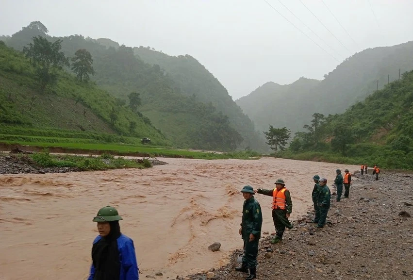 Lũ lên nhanh, các xã miền núi Nghệ An ngập sâu trong nước