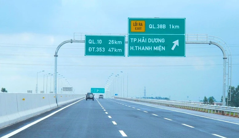 Thay biển chỉ dẫn địa giới hành chính giữa các tỉnh thành trước ngày 15/7- Ảnh 1.
