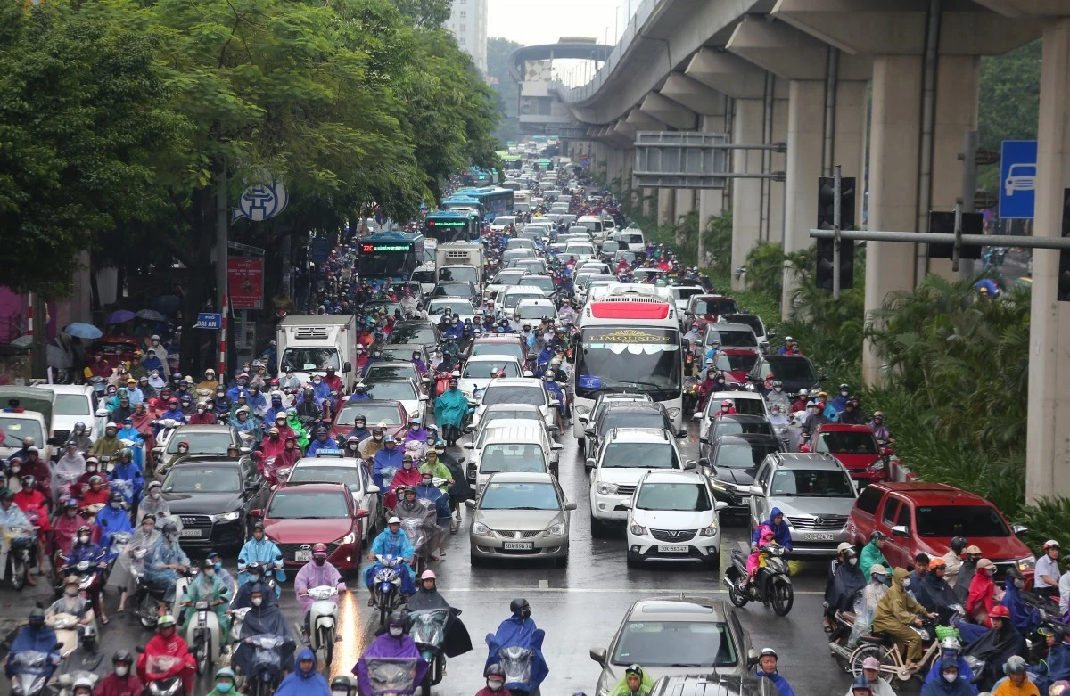 Ứng phó bão số 3: Xe buýt, tàu điện linh hoạt điều chỉnh thời gian hoạt động hoặc tạm dừng
