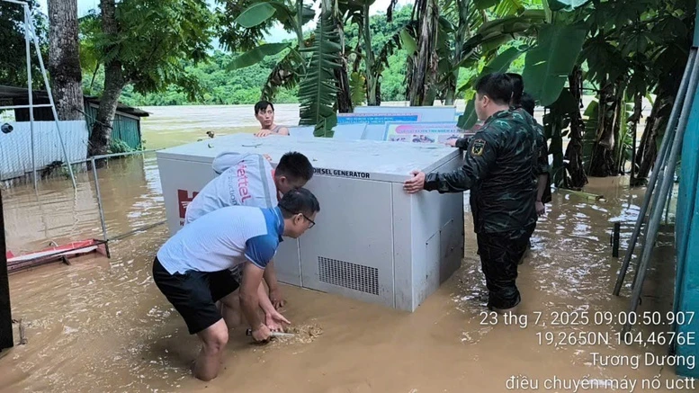 Viettel hỗ trợ khách hàng tại Nghệ An bị cô lập do lũ lụt duy trì liên lạc- Ảnh 1.