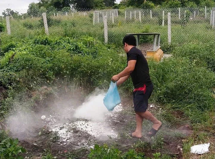 Khử trùng khu vực lò mổ có các con lợn chấm đỏ tại TP Huế. (Ảnh: H.D)