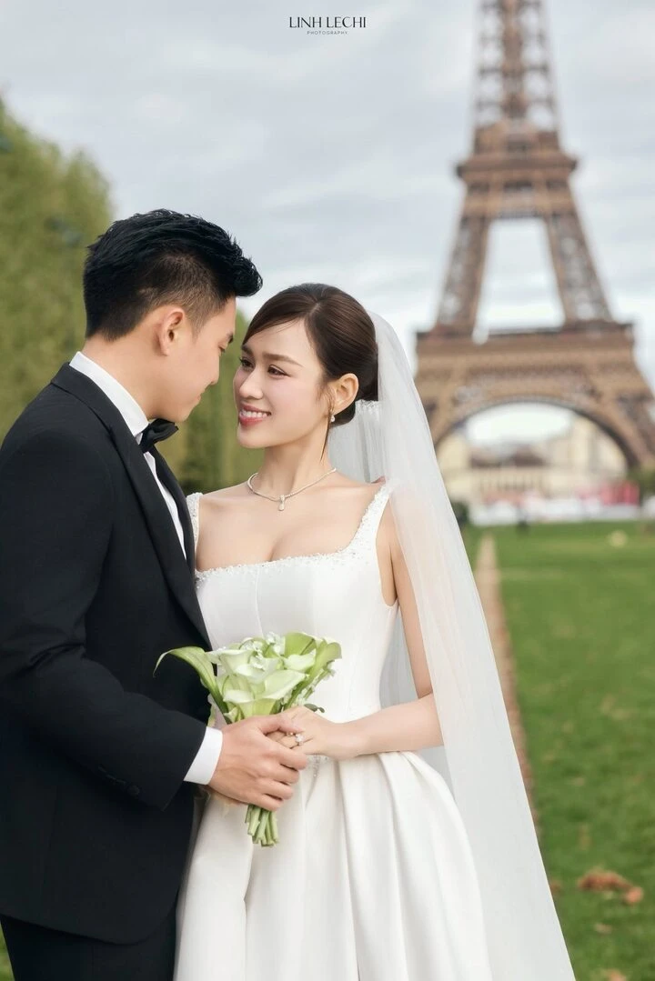Hoa hậu Đỗ Thị Hà vừa đăng tải bộ ảnh cưới bên chồng thiếu gia trên trang cá nhân. Cô viết ngắn gọn: "Không cần vội vã, miễn là mỗi bước đi, đều có nhau".