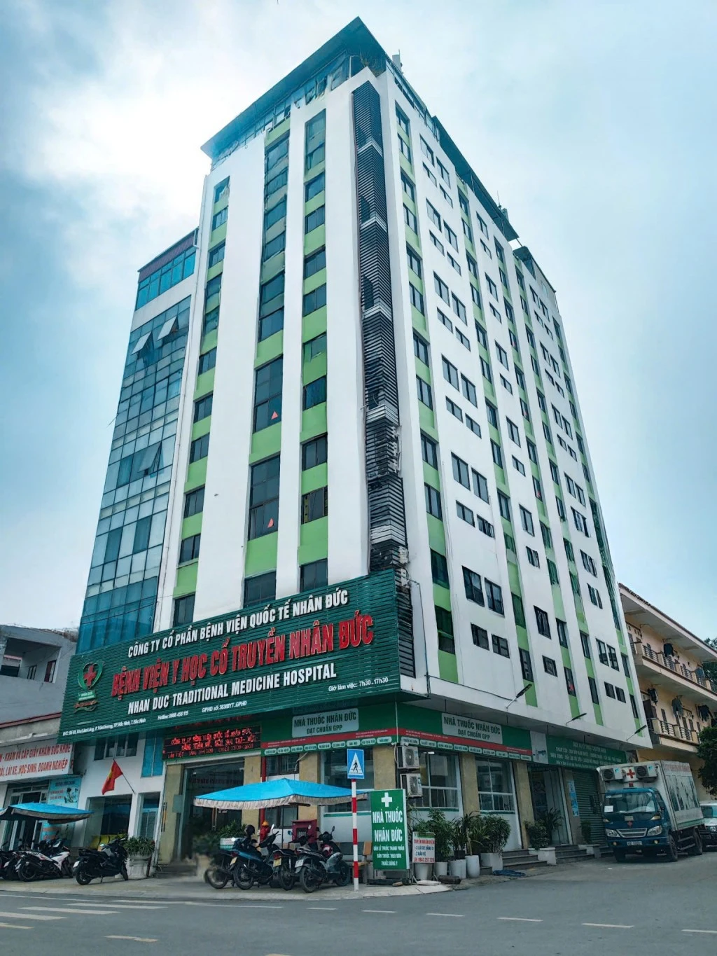 Bệnh viện Y học cổ truyền Nhân Đức tổ chức khám bệnh, cấp thuốc và tặng quà miễn phí cho các đối tượng chính sách nhân kỷ niệm 78 năm Ngày Thương binh - Liệt sĩ