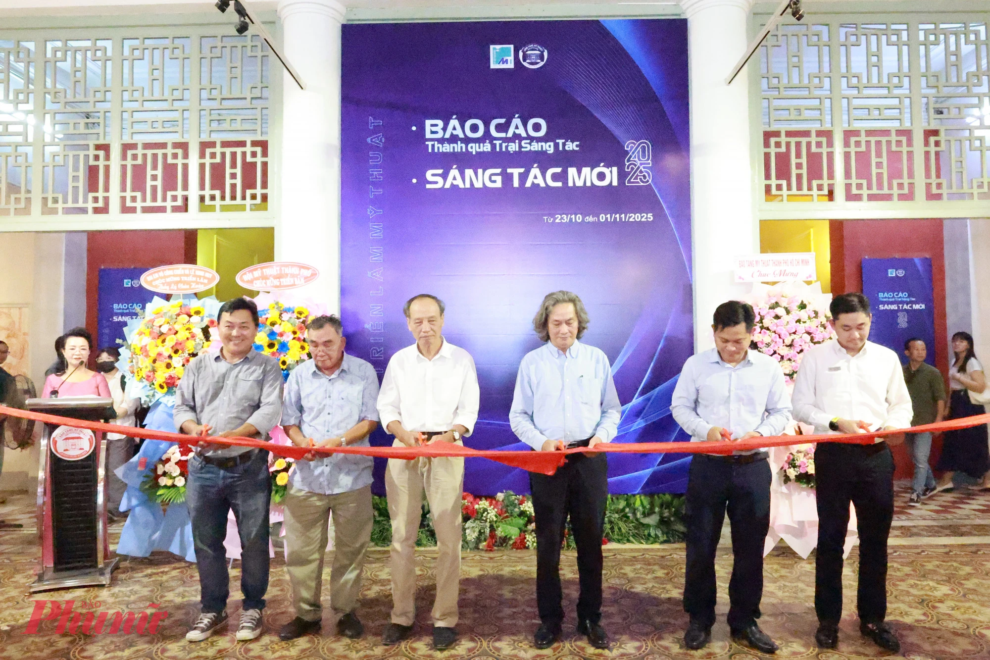 Bức tranh toàn cảnh của mỹ thuật TPHCM BTC cùng các vị khách quý cắt băng khai mạc triển lãm