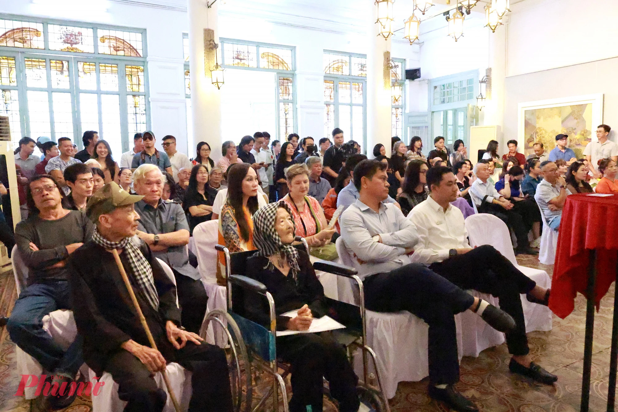 Bức tranh toàn cảnh của mỹ thuật TPHCM Toàn cảnh khách tham dự lễ khai mạc