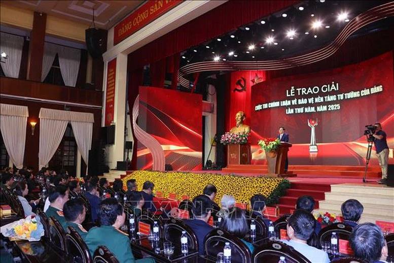Chủ tịch nước dự Lễ trao giải Cuộc thi Chính luận về Bảo vệ nền tảng tư tưởng của Đảng lần thứ Năm- Ảnh 4. Chủ tịch nước dự Lễ trao giải Cuộc thi Chính luận về Bảo vệ nền tảng tư tưởng của Đảng lần thứ Năm- Ảnh 4.