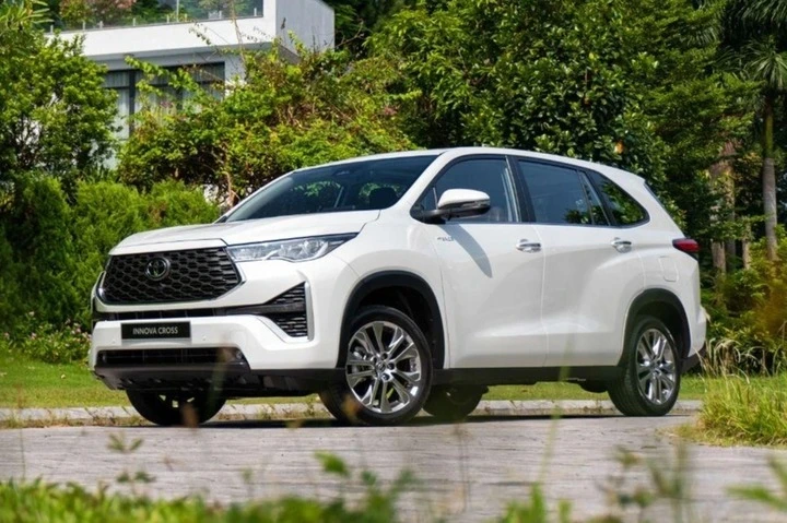 Mẫu MPV cỡ trung Innova Cross bản hybrid được yêu thích.