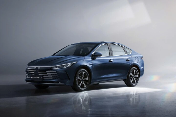 BYD Seal 5 là sedan hạng C đầu tiên trang bị công nghệ PHEV. Xe trang bị công nghệ pin DM-i Super Hybrid, giải pháp đã được BYD ứng dụng trên SEALION 6 đang bán tại Việt Nam.