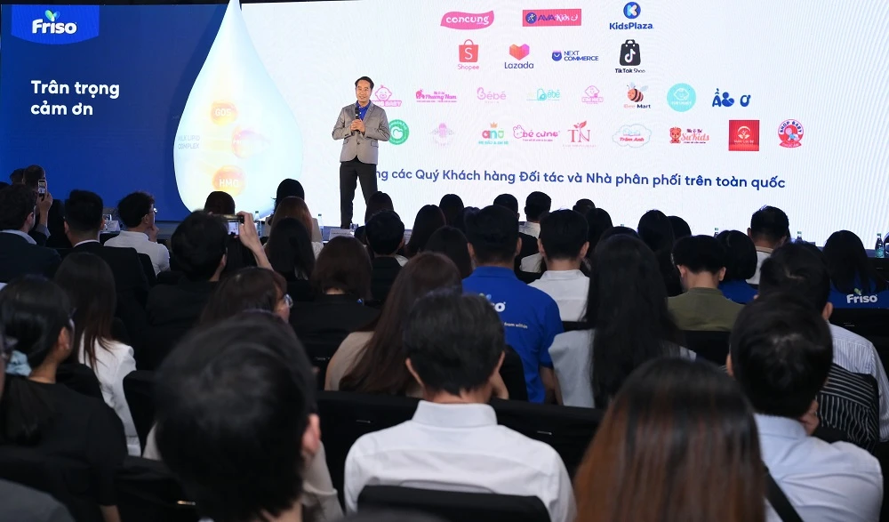 Ông Nguyễn Đình Chung - Giám đốc Kinh doanh FrieslandCampina Việt Nam - tri ân các đối tác chiến lược đồng hành cùng Friso mang dinh dưỡng chuẩn Hà Lan đến gia đình Việt - Ảnh: FCV
