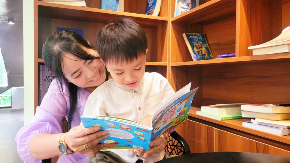 Bé Huỳnh Phúc An sớm hình thành thói quen đọc và có niềm say mê với sách nhờ sự dìu dắt của mẹ - Ảnh do gia đình nhân vật cung cấp