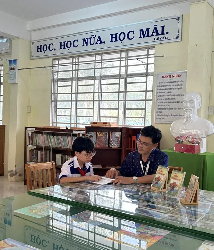 Em Mai Nguyễn Quốc Bảo cùng người thầy đã truyền cảm hứng đọc sách cho em - thầy Lê Tấn Thời, hiệu phó trường THCS Nguyễn Đăng Sơn (An Giang). Nguồn ảnh: NVCC