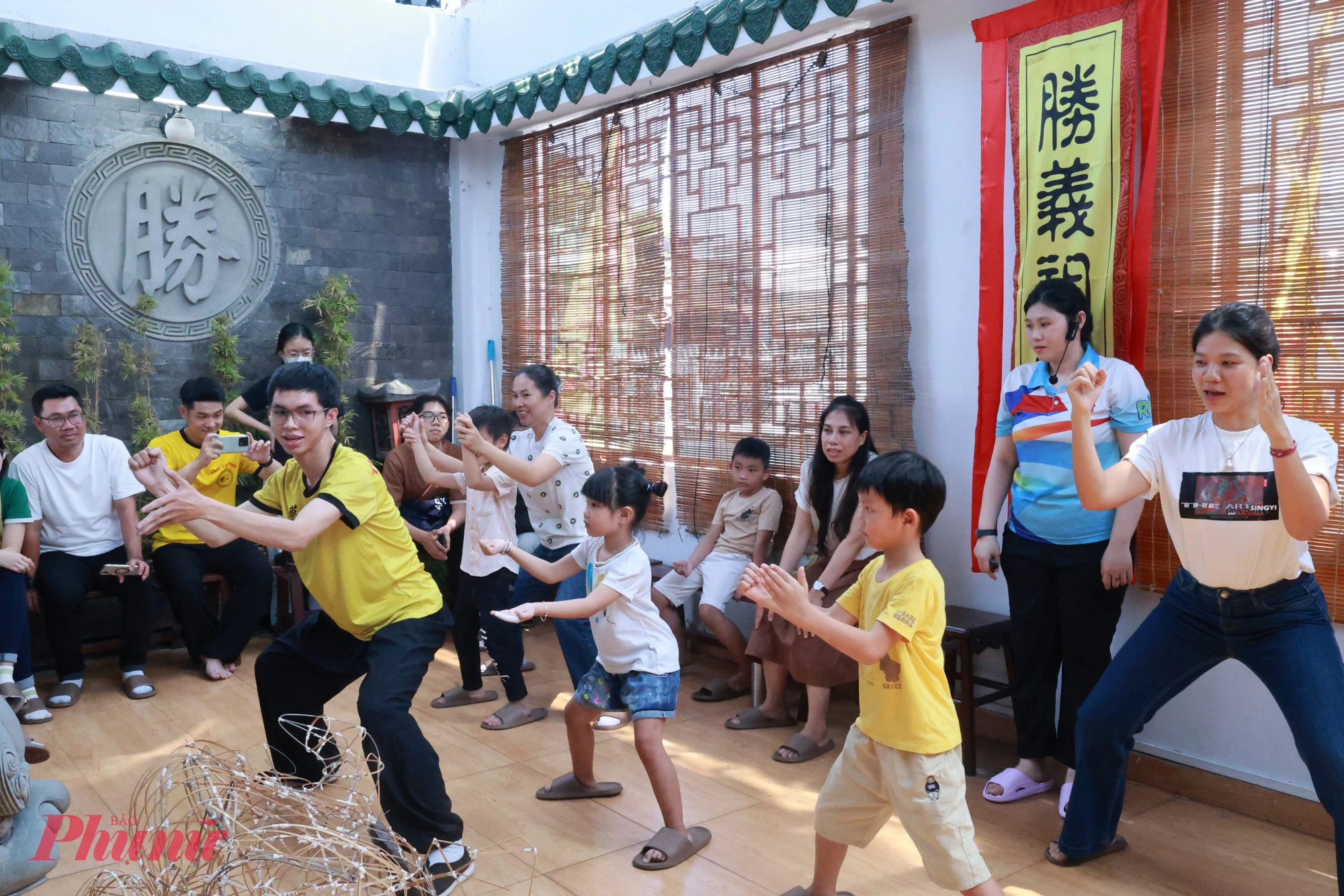 Hoạt động trải nghiệm múa lân mang lại nhiều tiếng cười và sự gắn kết gia đình 