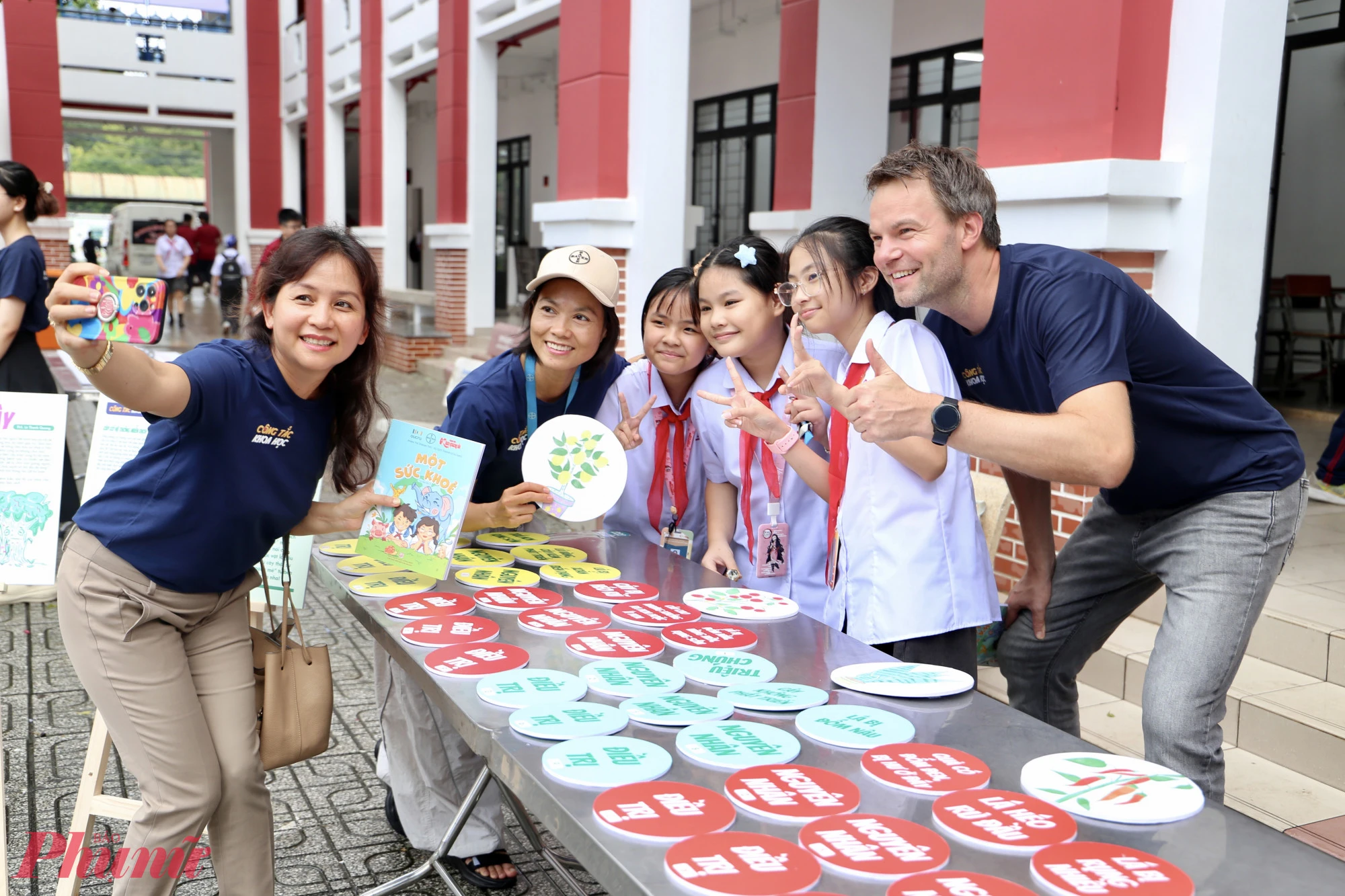 Khơi dậy trí tò mò khoa học của học sinh qua trò chơi, âm nhạc và hội họa Ông Maximilian Rummert, Tổng Giám đốc Công ty TNHH Bayer Việt Nam chụp ảnh giao lưu cùng học sinh trường THCS Hoàng Hoa Thám