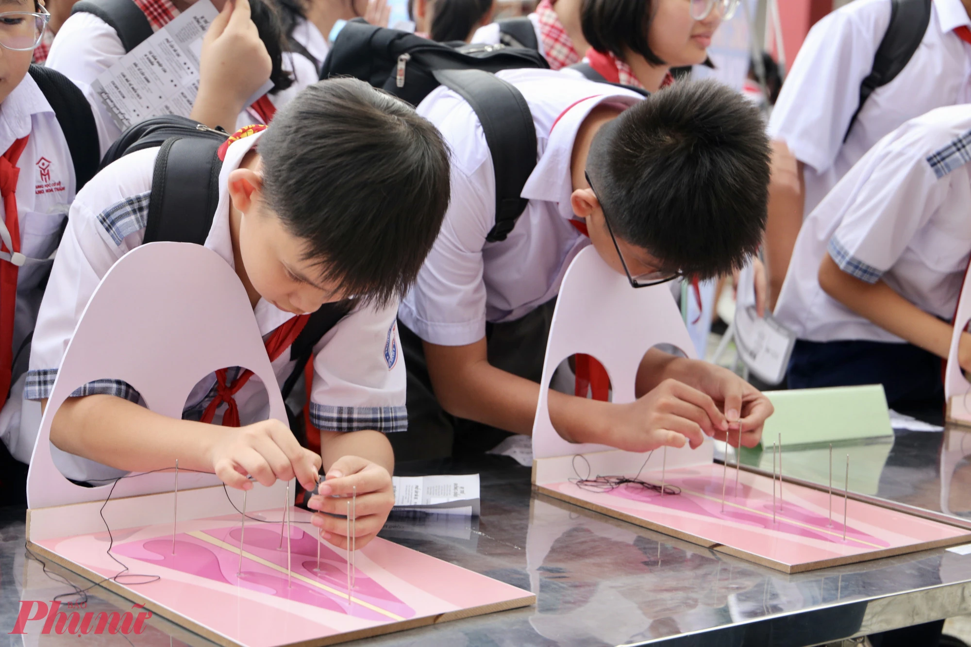 Khơi dậy trí tò mò khoa học của học sinh qua trò chơi, âm nhạc và hội họa Học sinh háo hức khám phá trò chơi “Cuộc chiến kháng sinh” – vừa chơi, vừa hiểu cách dùng thuốc an toàn.