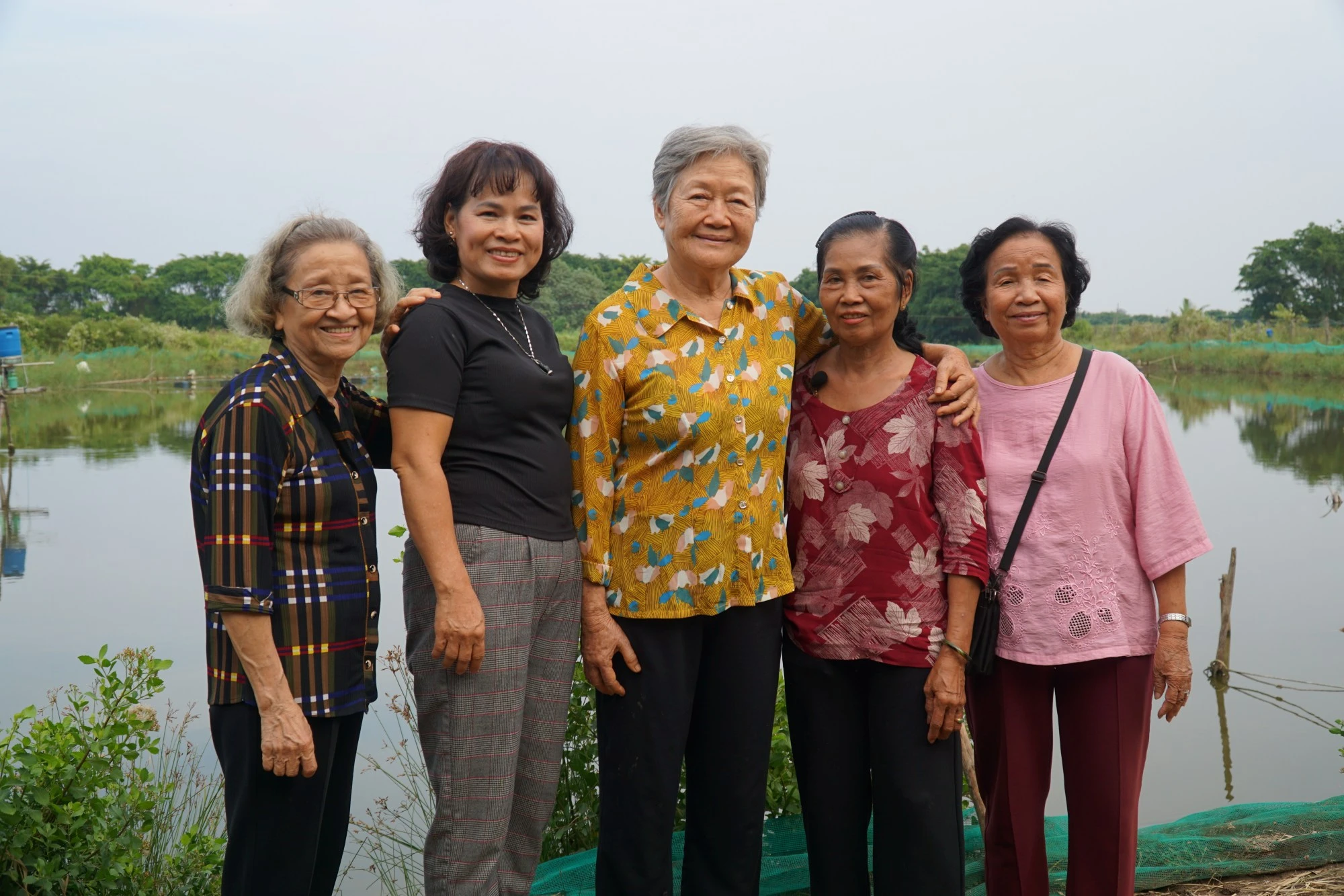 Cùng các chị giao liên Thành Đoàn thăm cựu nữ tù Quảng Tín Phạm Thị Thạch (người đứng giữa, Bình Đại, Bến Tre) - Ảnh: NVCC