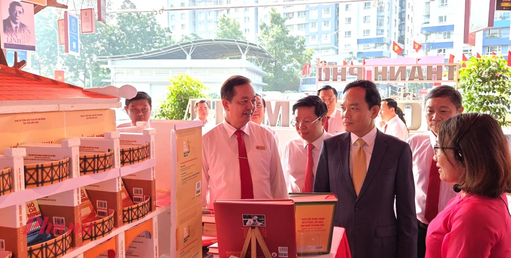 Nhìn lại thành tựu 50 năm nền văn học - nghệ thuật TPHCM Bí thư Thành ủy TPHCM Trần Lưu Quang và các đại biểu