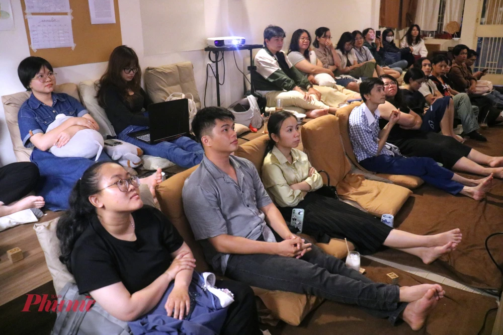 Tìm hiểu âm sắc truyền thống qua 'Chuyện về đàn tranh Việt' Khách tham dự thưởng thức giai điệu đàn tranh được trình diễn bởi các nghệ sĩ tài năng - Ảnh: Phương Nhã