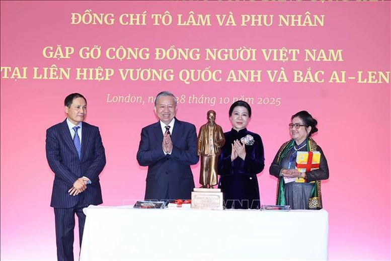 Tổng Bí thư gặp gỡ cộng đồng người Việt Nam và cán bộ Đại sứ quán Việt Nam tại Anh- Ảnh 2.