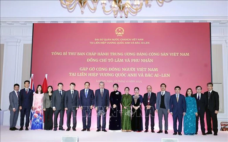 Tổng Bí thư gặp gỡ cộng đồng người Việt Nam và cán bộ Đại sứ quán Việt Nam tại Anh- Ảnh 4.