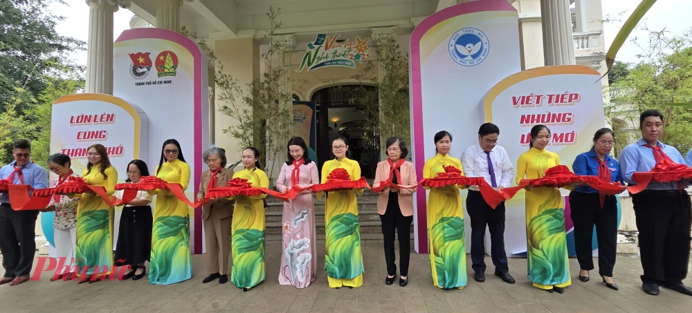 Triển lãm dấu ấn 50 năm nền văn học - nghệ thuật thiếu nhi TPHCM Các đại biểu cắt băng khai mạc triển lãm.