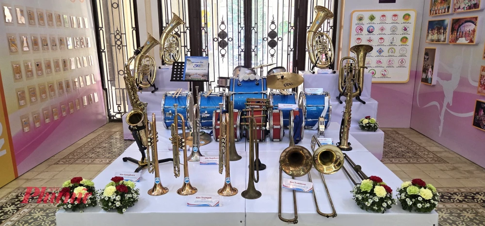 Triển lãm dấu ấn 50 năm nền văn học - nghệ thuật thiếu nhi TPHCM Góc trưng bày những nhạc cụ trong công tác Đội.