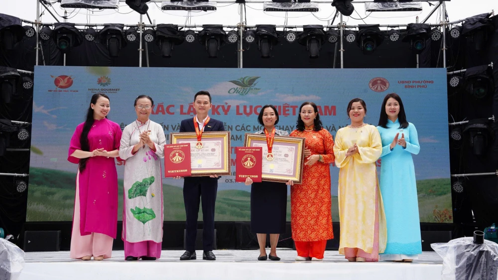 Nam, Tổng Thư ký Hội đồng Xác lập Tổ chức Kỷ lục Việt Nam, đã công bố kết quả thẩm định và trao Bằng xác lập Kỷ lục Việt Nam đến Hiệp hội Ẩm thực TPHCM (FBA) và Siêu thị Mena Gourmet. 