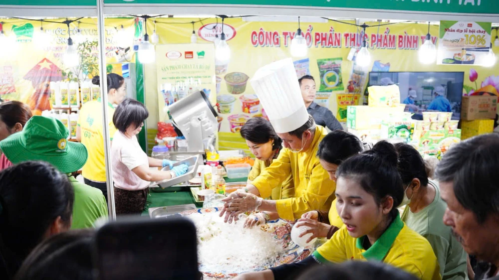 Đông đảo người dân và du khách từ nhiều trong và ngoài TPHCM đến tham quan, trải nghiệm và thưởng thức các món chay đặc sắc trong khuôn khổ Lễ hội Chay 2025 - Green Food Festival.