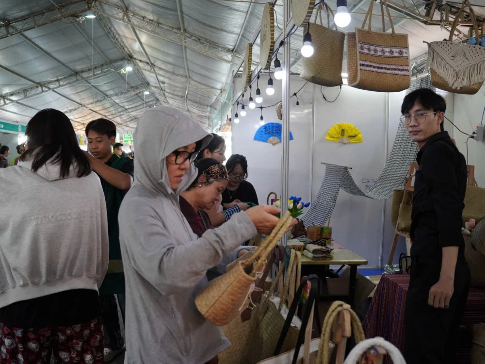 Các gian hàng bán hàng thủ công mỹ nghệ, đặc trưng của vùng miền cũng quy tụ về Lễ hội ẩm thực Chay 2025. 