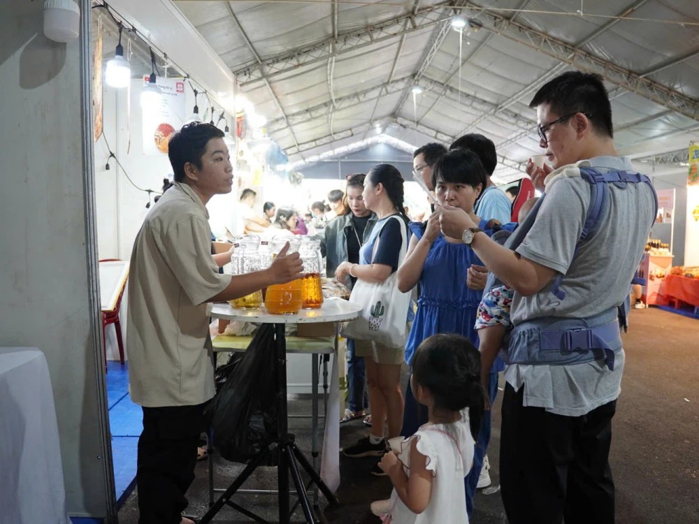 Bà Nguyễn Thị Hằng – Phó Chủ tịch UBND phường Bình Phú cho biết, với mong muốn lan tỏa lối sống xanh, nhân văn và bền vững thông qua văn hóa ăn chay, Lễ hội Ẩm thực Chay phường Bình Phú hướng đến việc thu hút thêm nhiều đơn vị, tổ chức cùng đồng hành với địa phương. Thông qua đó, phường mong muốn quảng bá hình ảnh và bản sắc văn hóa đặc trưng của mình, đồng thời mở ra cơ hội hợp tác tổ chức các sự kiện, lễ hội, góp phần thúc đẩy phát triển du lịch và kinh tế cộng đồng.