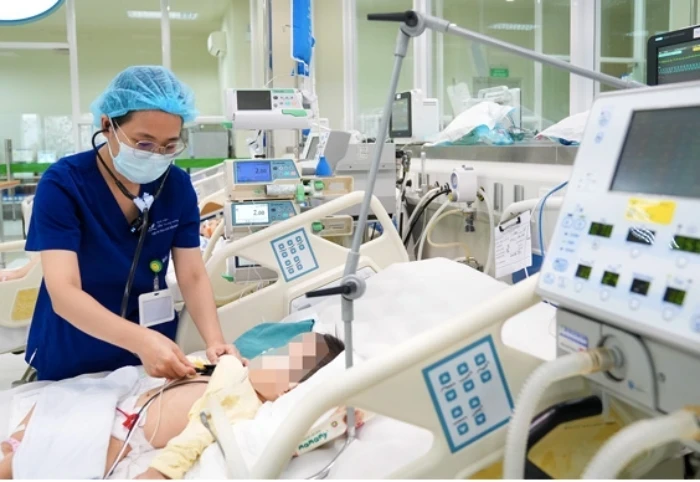 ThS.BS Trần Thị Mỹ Hạnh – Khoa Điều trị tích cực Nội khoa thăm khám cho bệnh nhi.