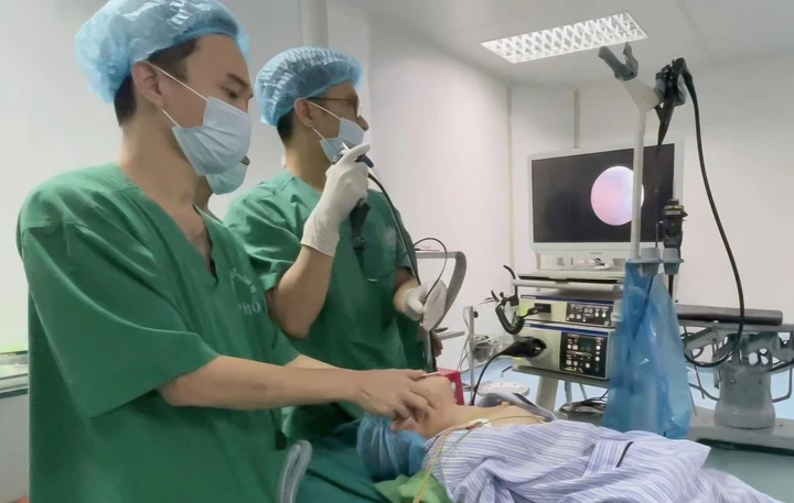 Các bác sĩ tại Bệnh viện Đa khoa Quảng Trị đang thực hiện nội soi lấy dị vật là kim chọc tủy khỏi đường thở của bệnh nhi 3 tuổi.