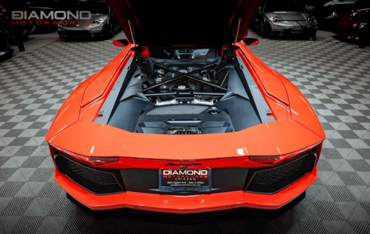 Hệ thống động cơ của xe gần như mới. (Ảnh: Carscoops)