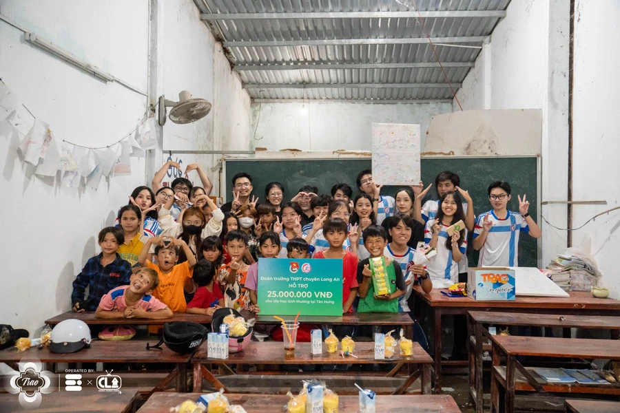 Học sinh Trường THPT chuyên Trần Văn Giàu gây quỹ ủng hỗ trợ trẻ em khó khăn. Ảnh: NTCC. 15-3997.jpg