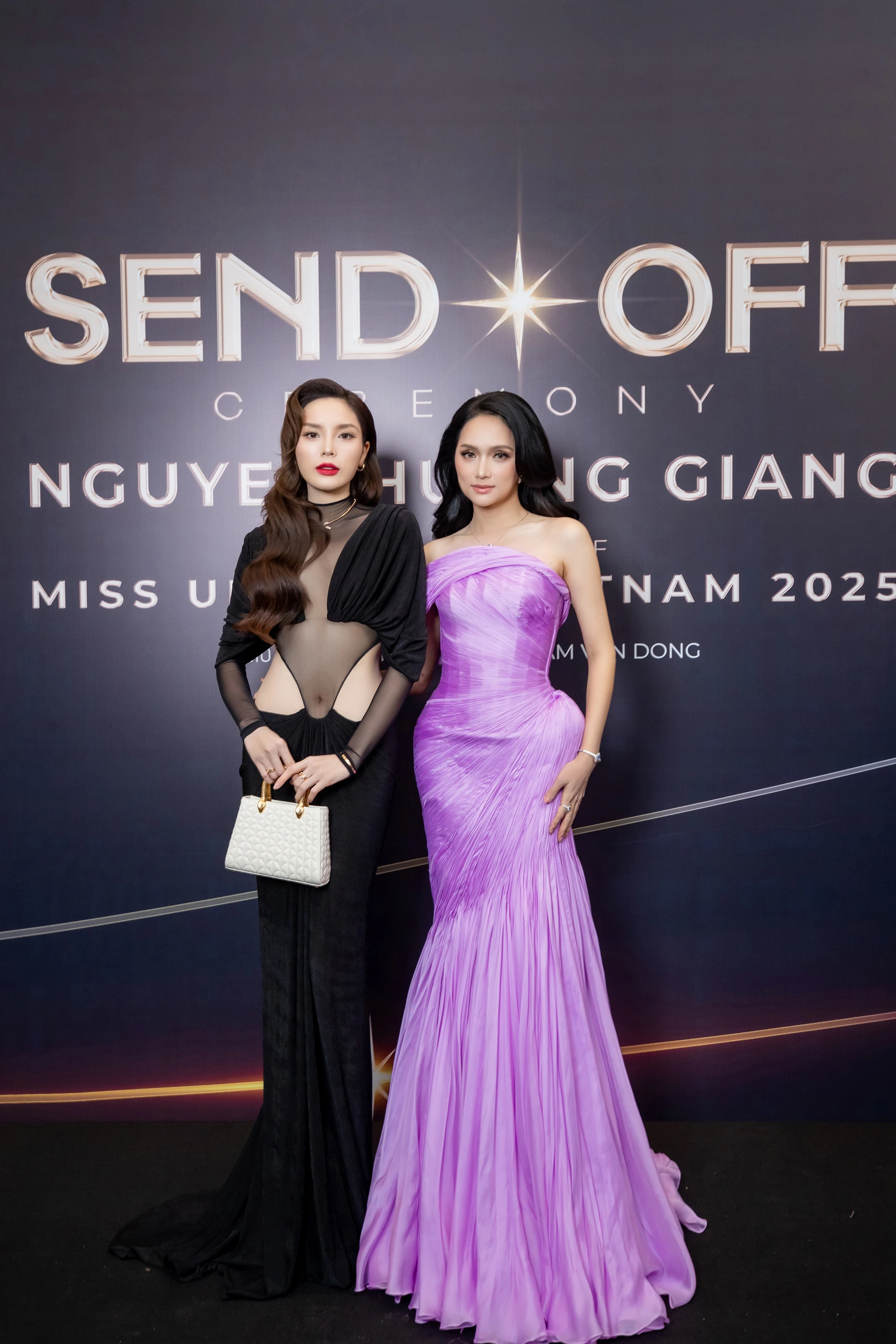 Kỳ Duyên đến ủng hộ tinh thần đàn chị trước khi bước vào đấu nhan sắc quốc tế. Nàng hậu gây ấn tượng với vẻ quyến rũ và cá tính trong bộ đầm đen dáng dài, thiết kế cut-out táo bạo kết hợp chất liệu xuyên thấu tinh tế, tôn lên đường cong gợi cảm mà vẫn giữ được nét thanh lịch. Mái tóc uốn lượn cổ điển, son đỏ nổi bật và túi xách trắng sang trọng giúp tổng thể thêm phần thời thượng và đẳng cấp. 