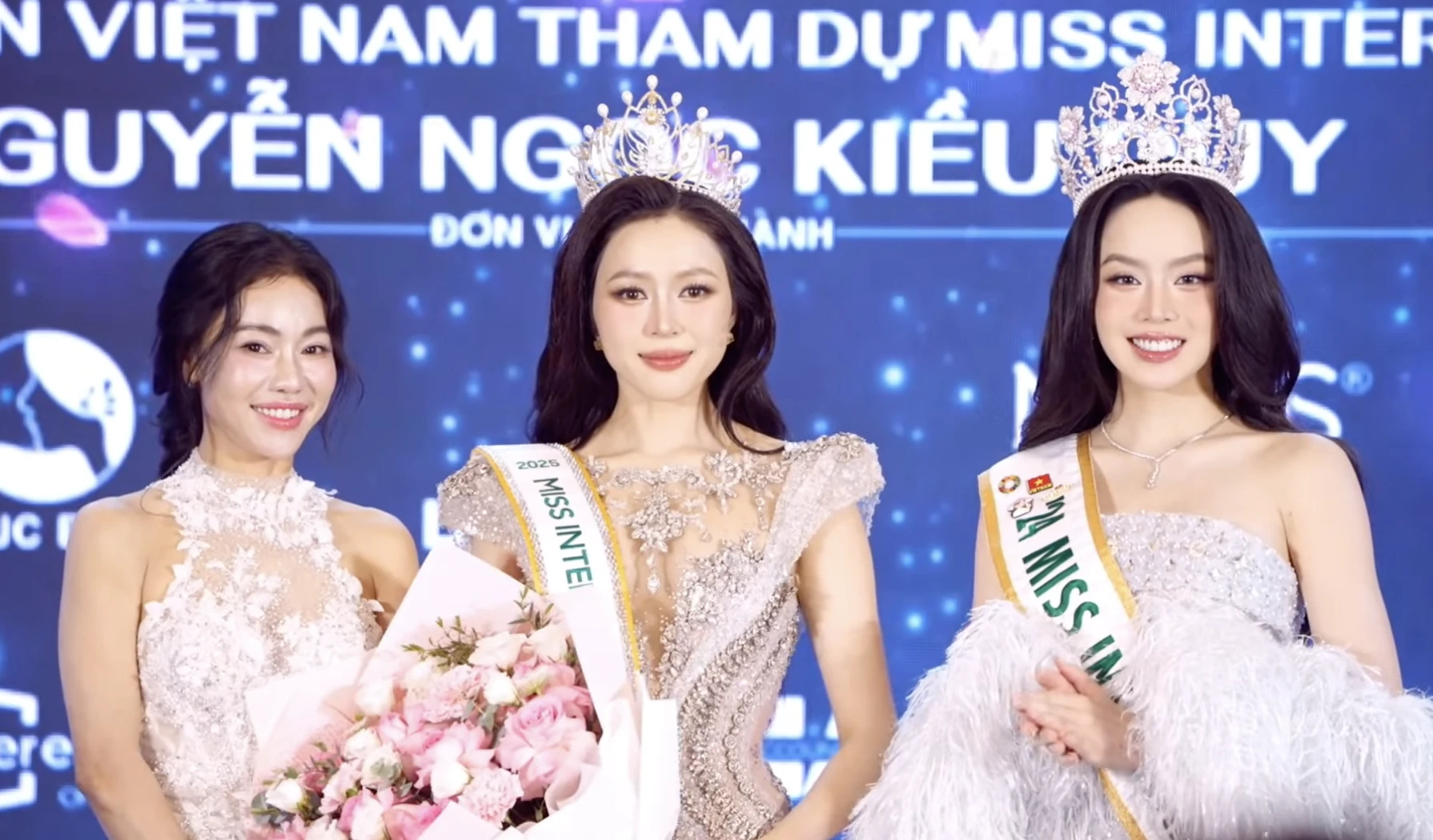 Kiều Duy nhận băng đeo từ hoa hậu Thanh Thuỷ trong sự kiện tổ chức vào chiều 4/11, tại TPHCM